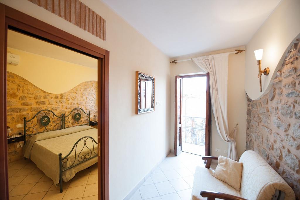 Bed And Breakfast Mblo Fondi Exterior foto